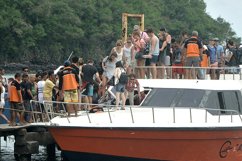 Туристов с Бали, где извергается вулкан, эвакуируют на Яву, где люди гибнут из-за непогоды