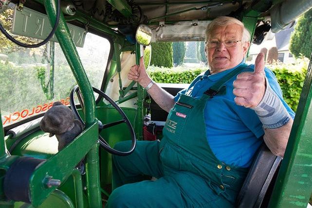 Пенсионер доехал из Германии до Петербурга на тракторе 1960 года