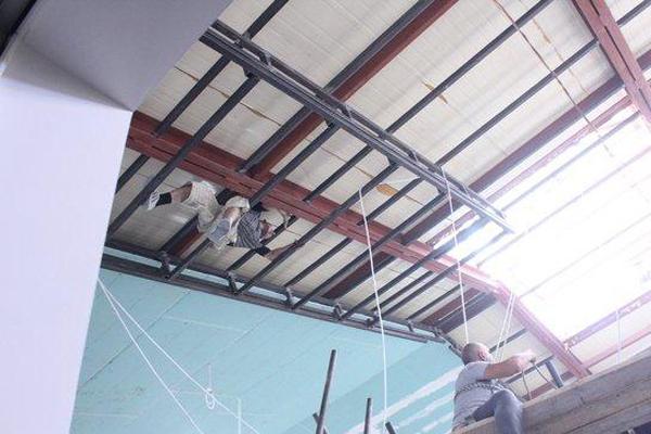 В медцентре «Шенгавит» во время строительных работ сорвалась лестница: Пятеро рабочих застряли на высоте