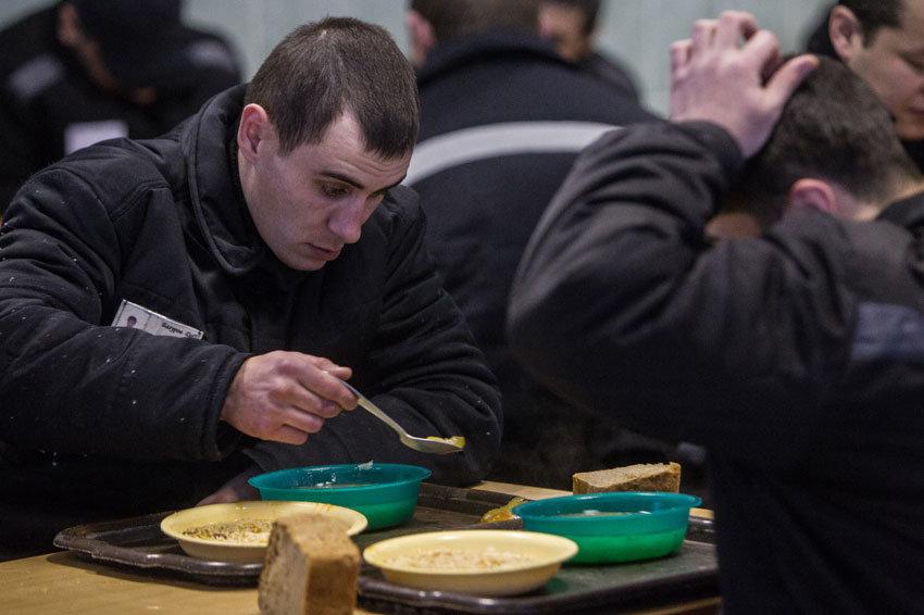 В российских тюрьмах мусульман насильно кормят свининой и запрещают им молиться