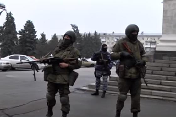 Неизвестные вооруженные люди перекрыли центр Луганска