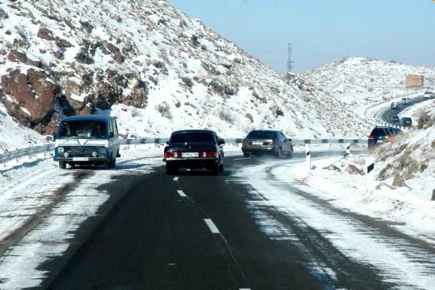 На дорогах Армении местами образовался гололед: Верхний Ларс закрыт для грузовиков