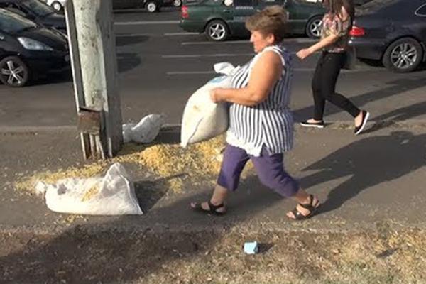 После трагического ДТП на Гераци , женщина впопыхах уносила  мешки с макаронами
