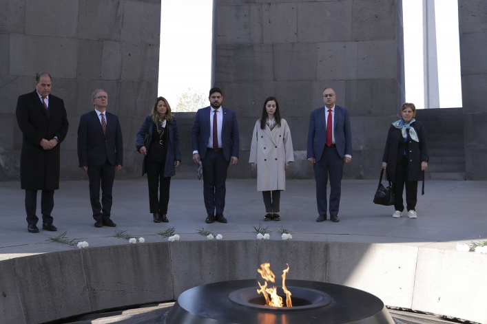Депутаты Франции посетили мемориальный комплекс в Цицернакаберде