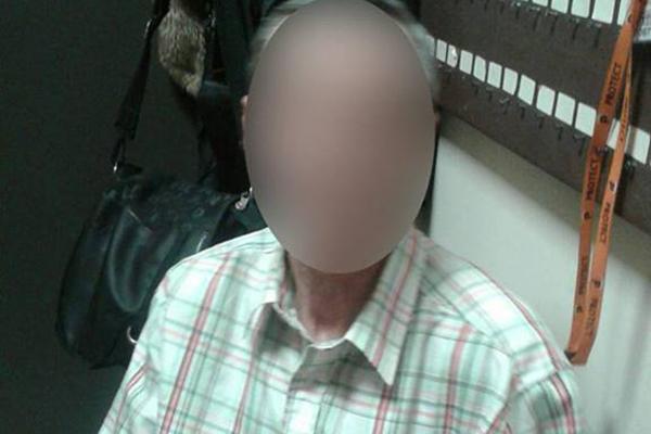 В Днепре задержали пенсионера, который раскладывал листовки с георгиевской ленточкой рядом с конфетами Roshen