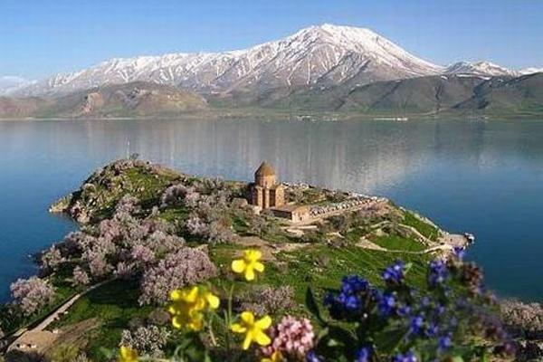 Армянская церковь на острове Ахтамар в Турции стала магнитом для туристов