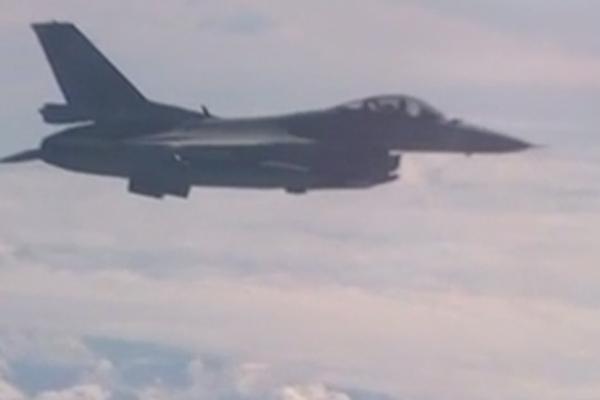 Появилось видео с подлетевшим к самолету Шойгу истребителем НАТО
