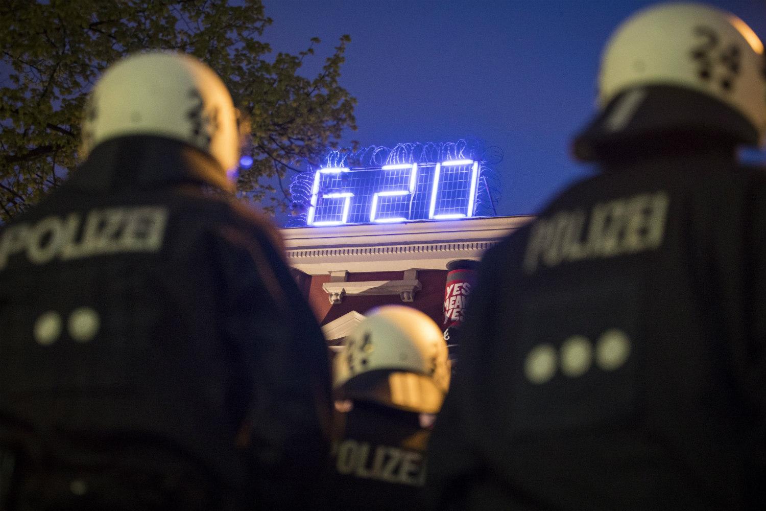 Прибывшие в Гамбург на саммит G20 полицейские устроили секс-вечеринку с оружием
