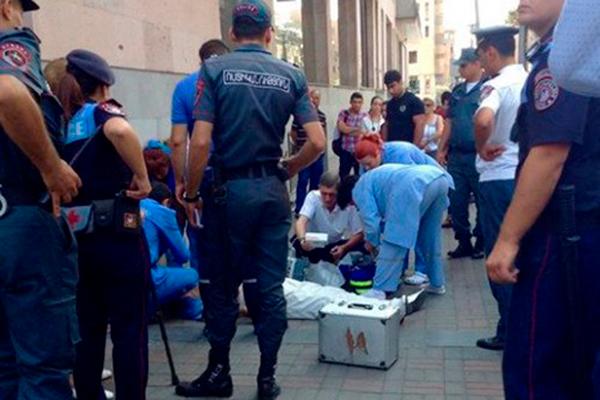 В центре Еревана мужчина скончался, прождав полчаса прибытия Скорой помощи