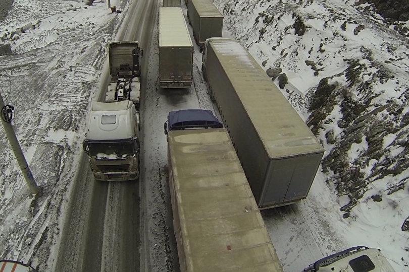 Около 300 машин застряло на Верхнем Ларсе из-за сильного снегопада