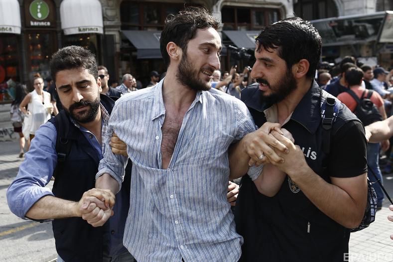 Полиция в Стамбуле задержала десятки участников гей-парада