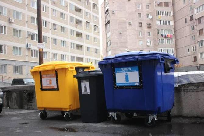 Мэрия Еревана закупит новые урны для сортировки мусора и увеличит число уборщиков