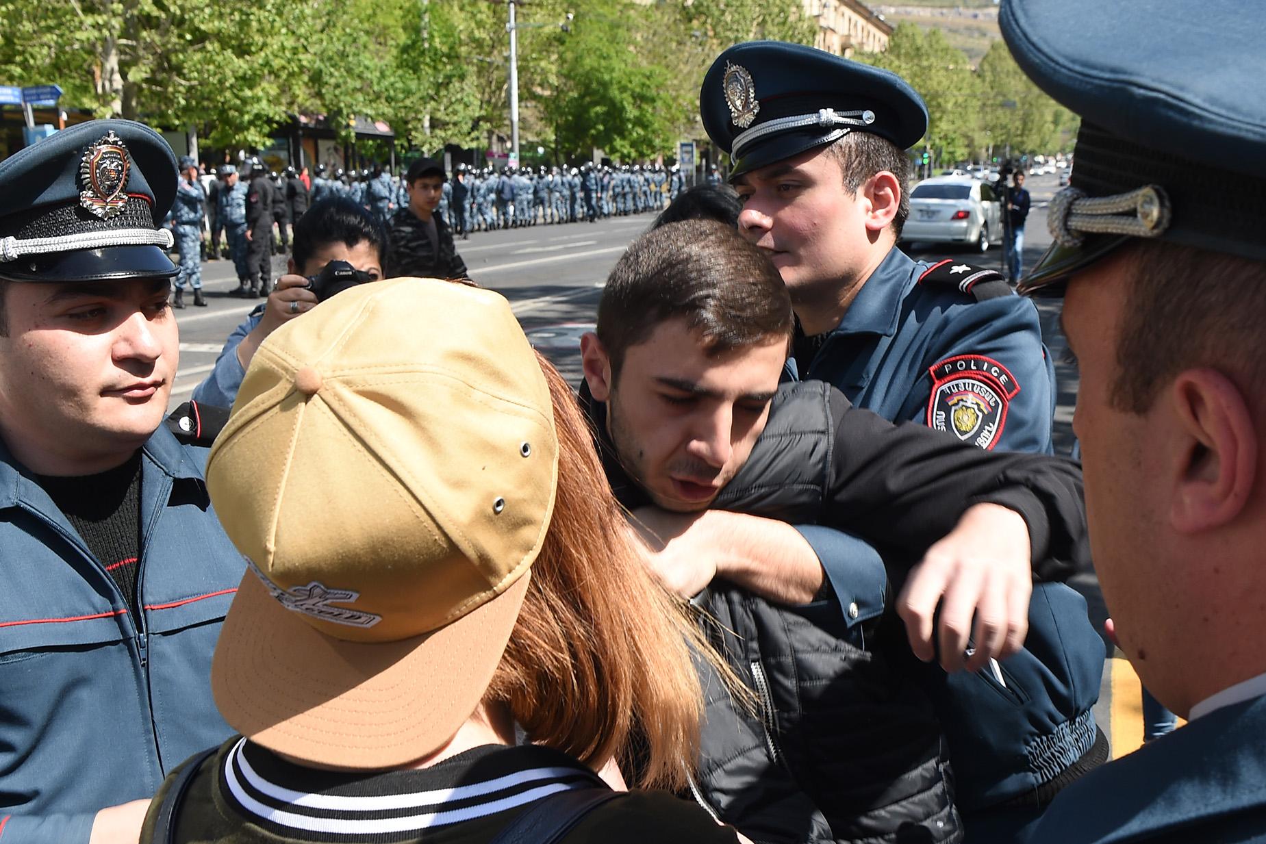 Полиция: В Ереване подвергнуты приводу 68 граждан