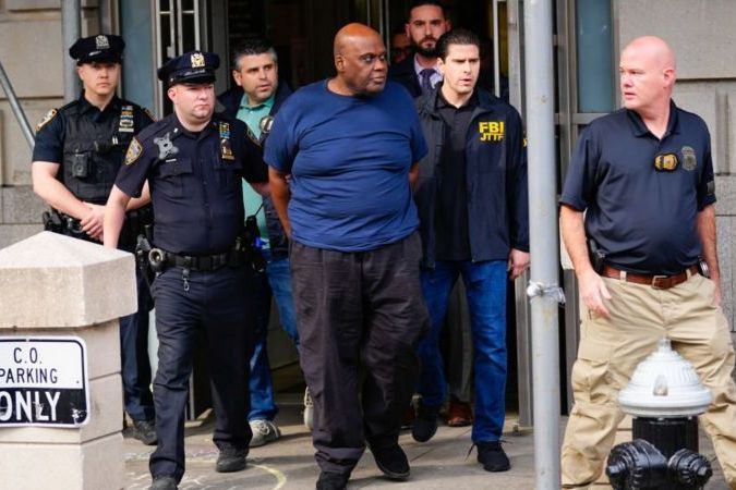 Подозреваемый в стрельбе на станции метро в Нью-Йорке арестован: ему предъявлены обвинения в теракте