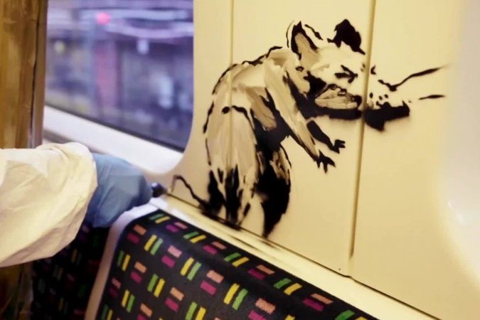 Бэнкси нарисовал новое граффити на тему коронавируса в лондонском метро, но его уже стерли 
