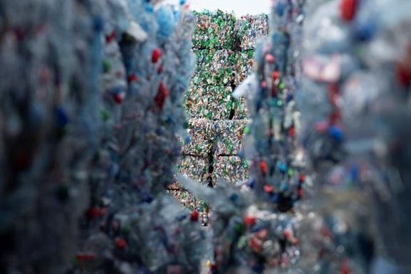 Растущая волна загрязнения пластиком ежегодно убивает до миллиона человек 