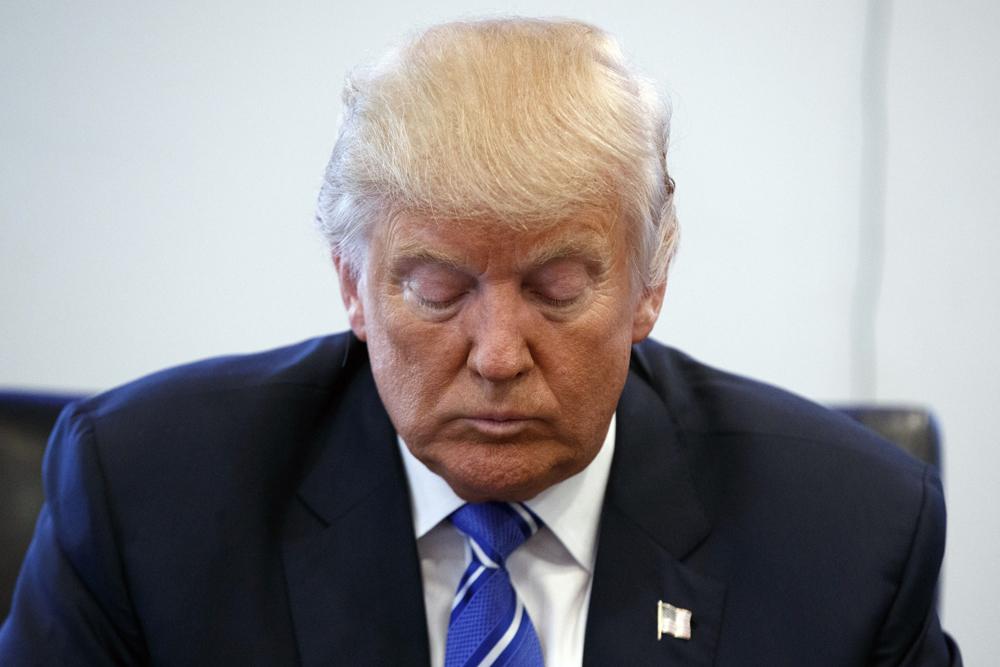 Рейтинг Трампа опустился до рекордно низких показателей, показал опрос