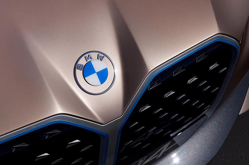 BMW сменила логотип