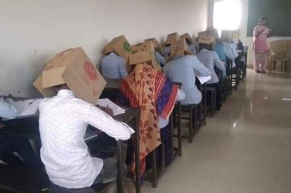 В Индии заставили первокурсников одного из колледжей сдавать письменный экзамен с картонными коробками на головах