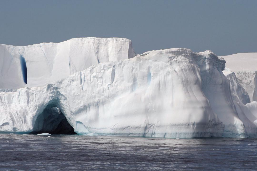 Чтобы остановить таяние ледников Антарктиды, ученые предложили засыпать их искусственным снегом: возможно ли это? 