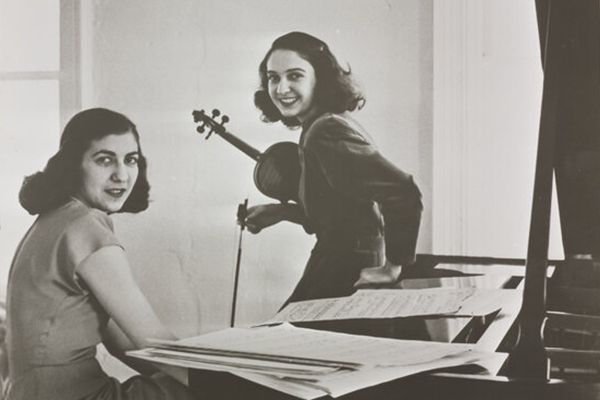 Дуэт скрипачки и пианистки: сестры Анаит и Маро Аджемяны стали первыми музыкантами, удостоенными награды Американского союза композиторов