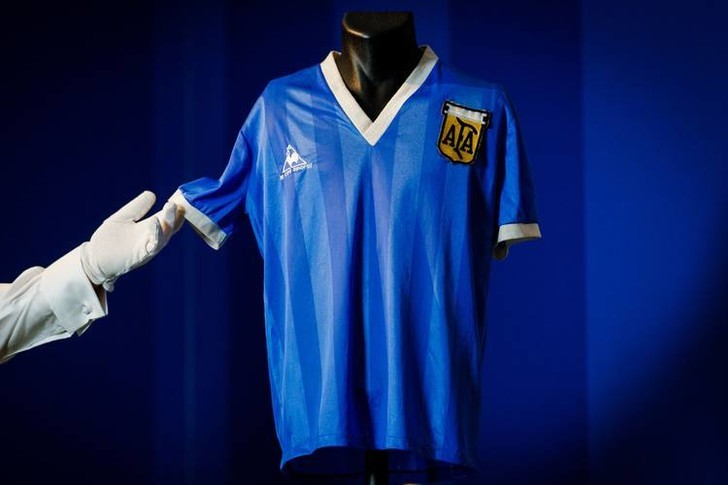 Футболка Диего Марадоны ушла с аукциона почти в два раза дороже легендарного платья Мэрилин Монро