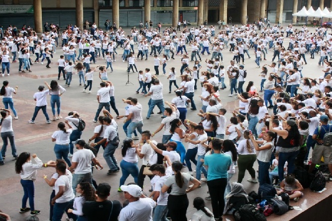 В Каракасе более 2 тысяч человек одновременно станцевали сальсу и установили рекорд 
