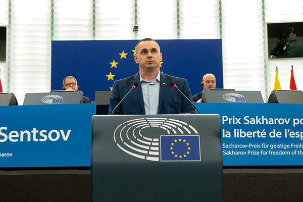 Режиссер Сенцов выступил в Европарламенте и призвал 