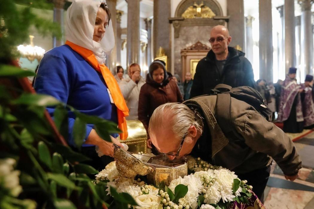 В Санкт-Петербурге прихожане целуют мощи в условиях пандемии коронавируса