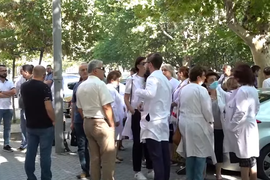Врачи организовали акцию протеста у здания Генпрокуратуры Армении в поддержку Армена Чарчяна