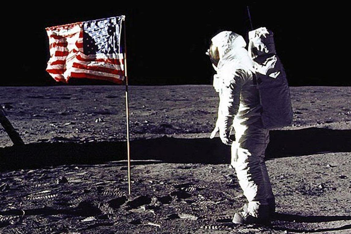 Почему конспирологи полвека спустя все еще сомневаются в высадке человека на луну? 