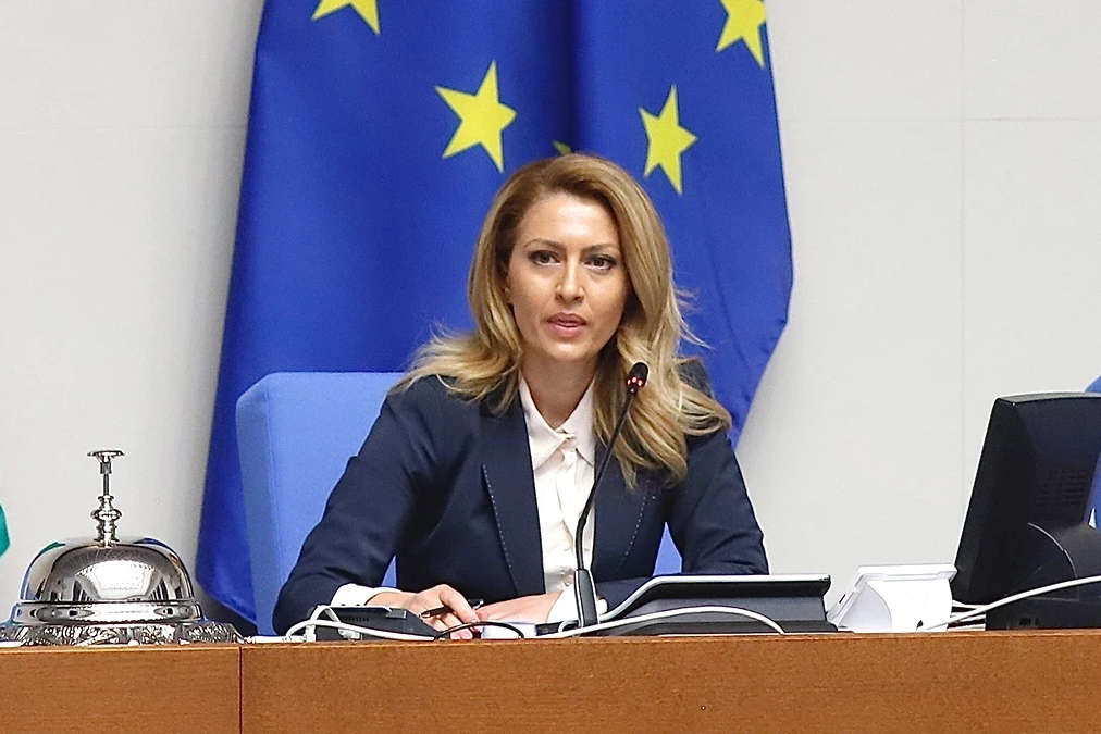 Спикером парламента Болгарии избрана армянка Рая Назарян