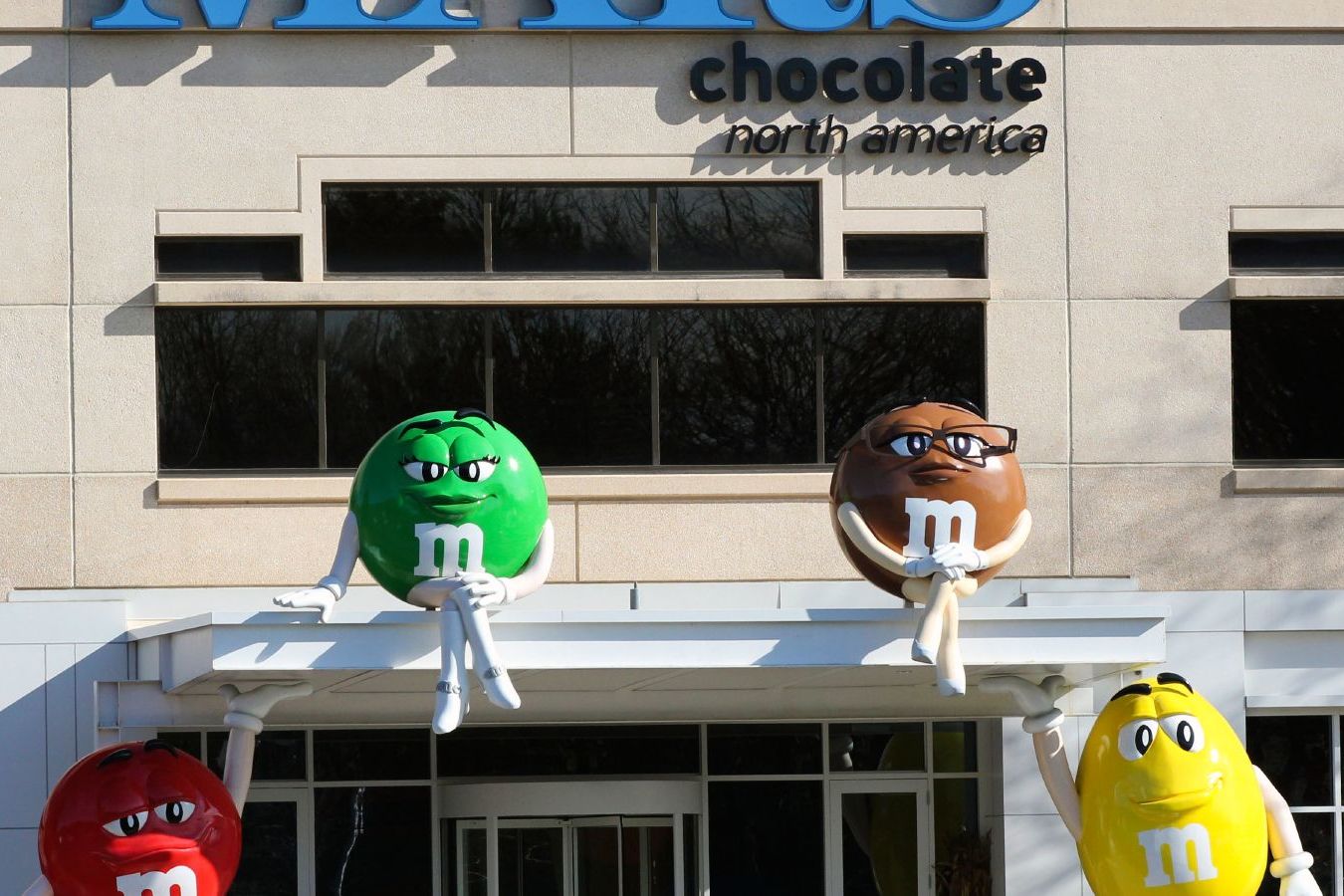 На фабрике M&M’s два сотрудника упали в бак с расплавленным шоколадом