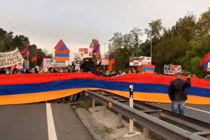 Автомагистраль, связывающая Испанию с Францией вновь перекрыта: местные армяне проводят акцию протеста