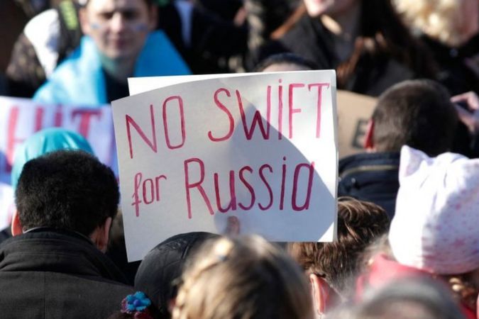 ЕС отключает от SWIFT семь российских банков и запрещает продавать, поставлять и экспортировать в Россию банкноты евро