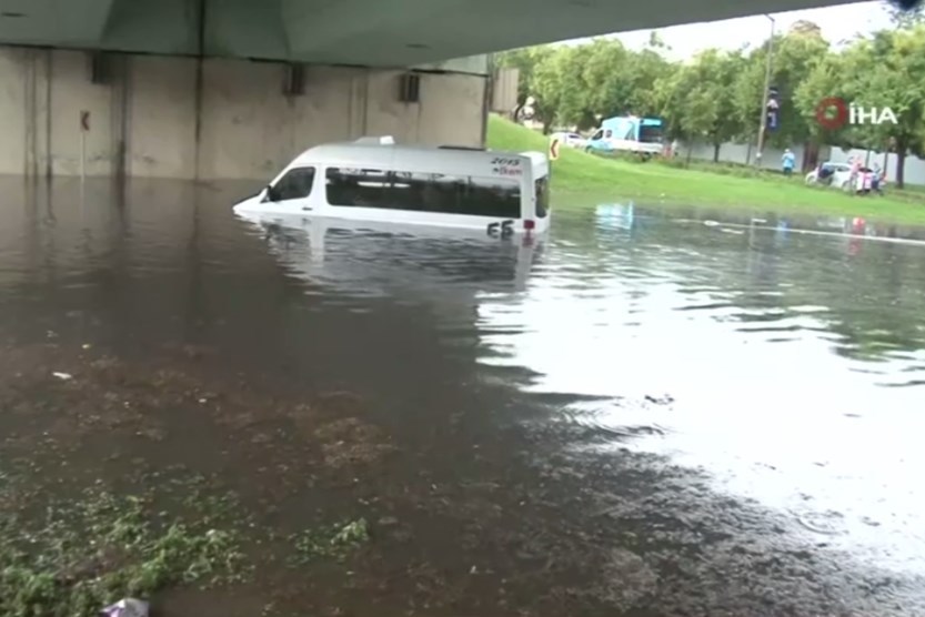На Стамбул обрушились мощный ливень и град
