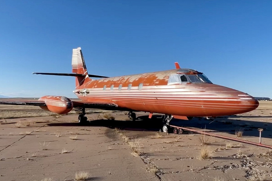 Простоявший 30 лет под открытым небом самолет Элвиса Пресли продадут на аукционе 