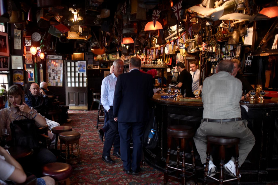 «Нет имени – нет выпивки»: посетители пабов Британии будут называть свое имя, чтобы сделать заказ 