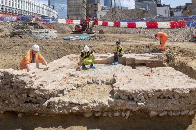 В Лондоне обнаружен хорошо сохранившийся древнеримский мавзолей с мозаичным полом   