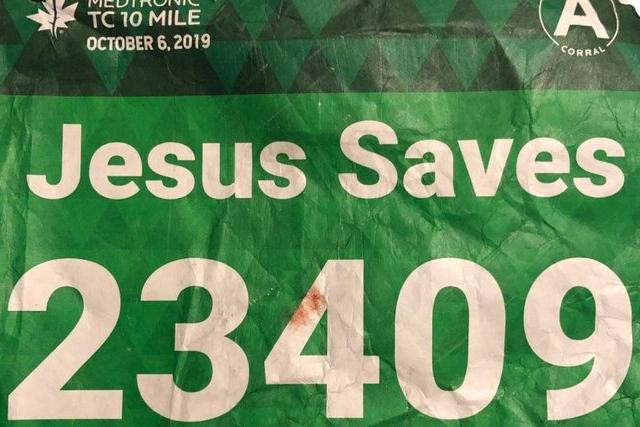 Участник марафона с надписью «Иисус спасает» на майке упал замертво во время бега: и Иисус его спас 