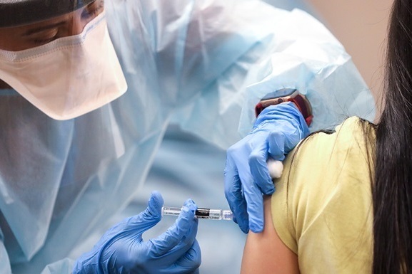 Вакцины Pfizer и Moderna оказались крайне эффективными в реальных условиях