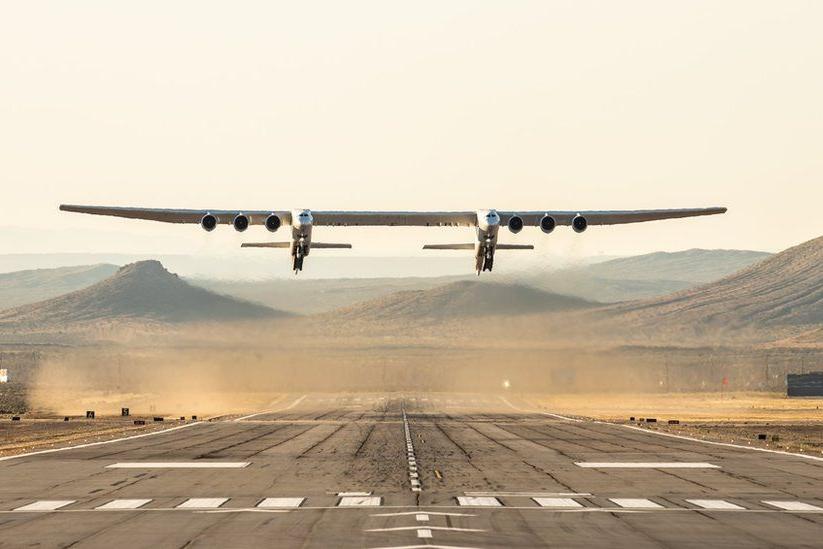 Шесть двигателей и два фюзеляжа: крупнейший в мире самолет впервые поднялся в воздух