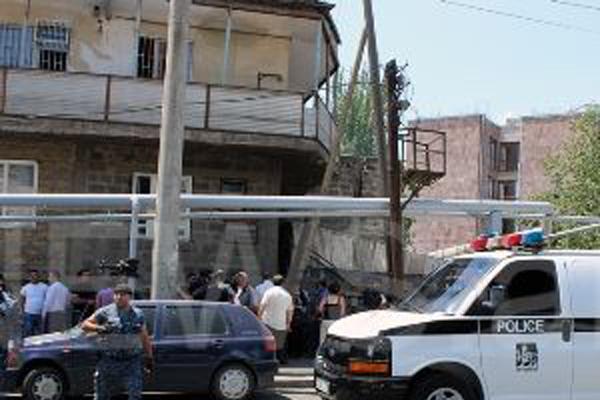 Զինված անձանց կողմից գրավված գնդի հարակից տարածքից բնակիչներին տարհանում են