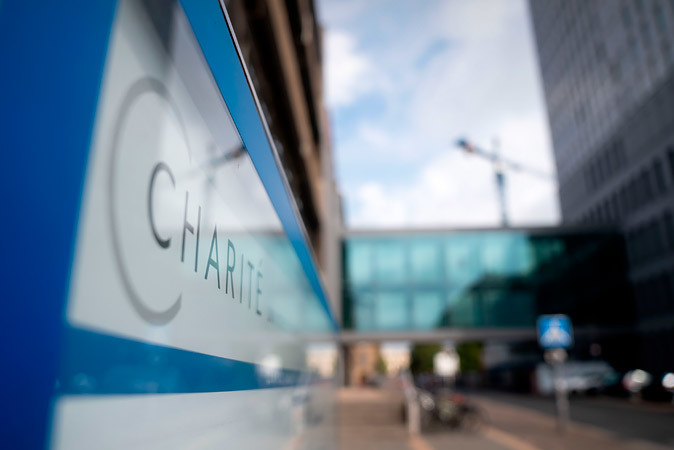 Навального вывели из комы