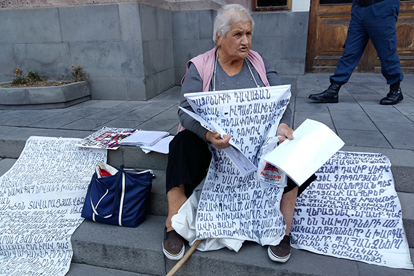 72-ամյա Նինել Իվանյանը անժամկետ նստացույց է հայտարարել