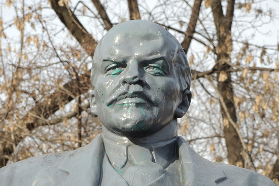 «Восставший из ада»: в Магадане на памятник Ленину  надели «ирокез» из металлических штырей
