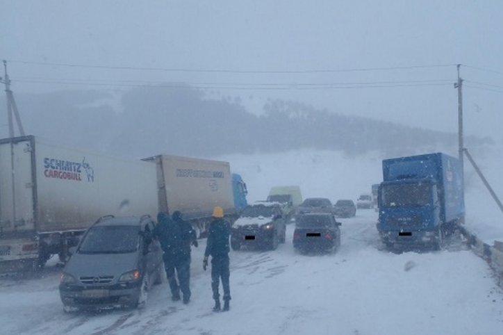 Спасатели Армении вытащили 80 застрявших автомобилей на дороге Апаран-Спитак