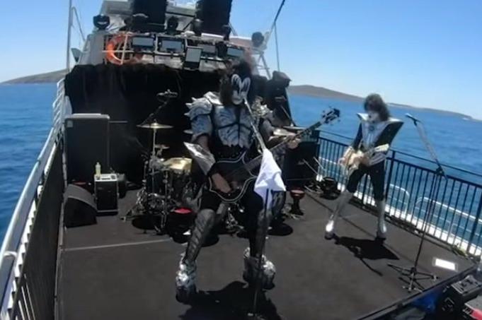 Группа Kiss устроила морской концерт для акул, но хищники остались равнодушны к их музыке 