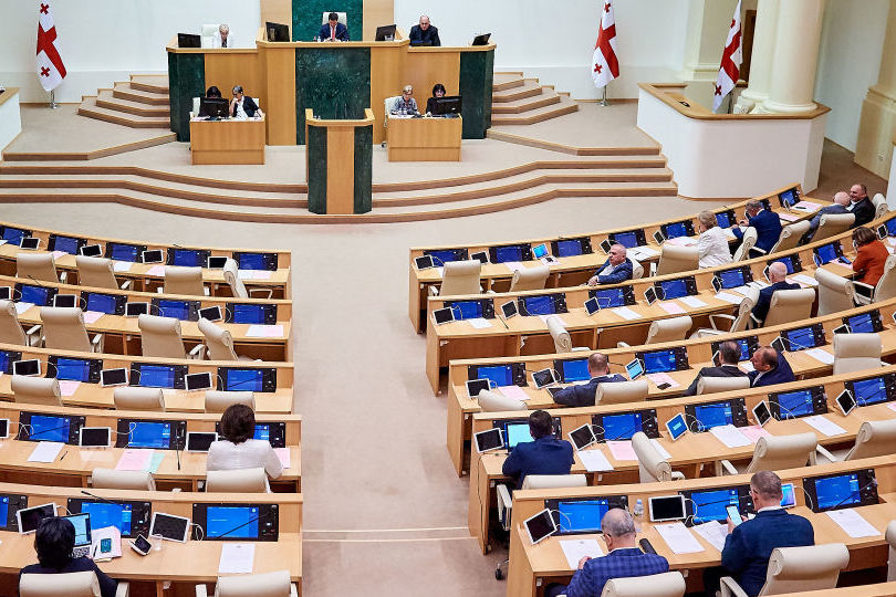 Массовая драка в парламенте Грузии между представителями власти, оппозиции и СМИ