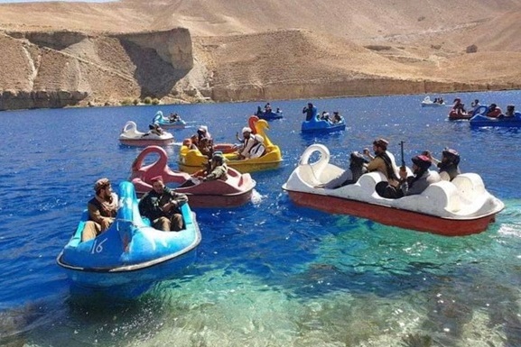 Насмешили пользователей: талибы покатались на лодочках-лебедях с гранатометами 